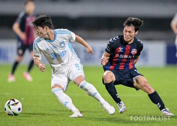 이규성(왼쪽, 울산HD), 강상윤(오른쪽, 수원FC). 서형권 기자