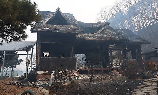 26일 경북 안동시 남선면 신석2리의 한 가옥이 전날 마을로 번진 산불로 불에 타 그을려 있다. 연합뉴스