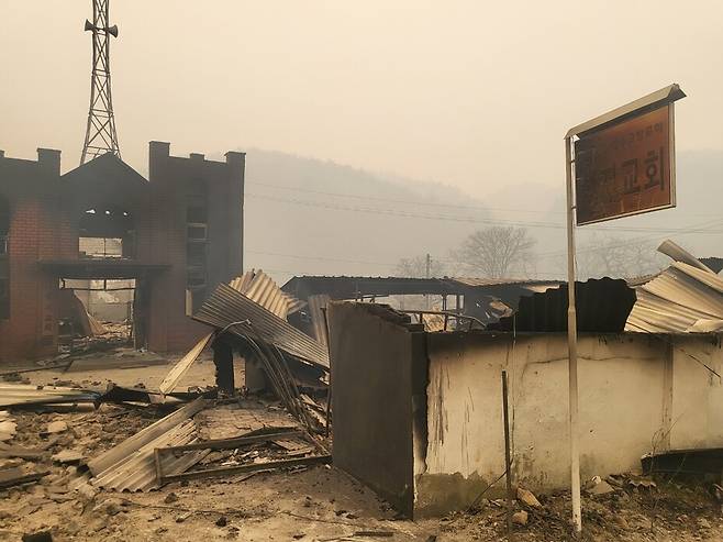지경리 마을회관 인근에 있는 교회도 전날 산불로 타버렸다. 이승욱기자