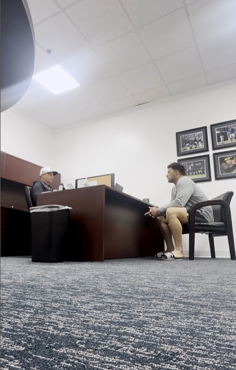 뉴욕 양키스의 애런 분 감독이 J.C. 에스카라에게 26인 개막 로스터 포함 소식을 전하고 있다. 양키스 SNS 캡쳐.