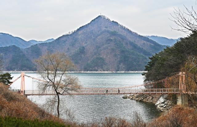 2013년 10월에 생긴 충주호 종댕이길은 7.5km 코스로 약 3시간이면 걸을 수 있다. 충주호를 시원하게 내려다보며 동시에 자연 그대로의 숲을 즐기며 걷는 길이다. 종댕이길의 종댕이는 근처 상종·하종 마을의 옛이름에서 유래된 충청도 사투리다. 종댕이길이 둘러싸고 있는 심항산을 종댕이산이라고도 불렀다. 한국일보 DB