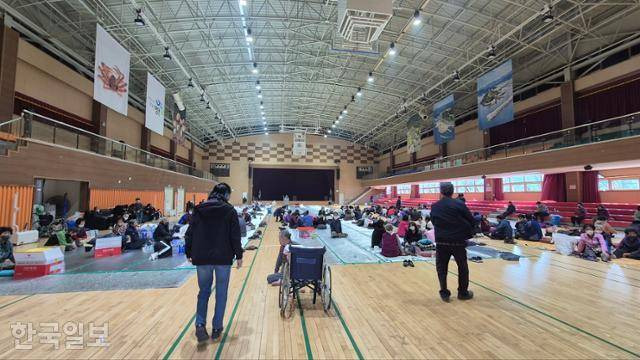 26일 경북 영덕군 영덕국민체육센터에 마련된 산불 임시대피소에 이재민들이 모여 휴식을 취하고 있다. 김나연 기자