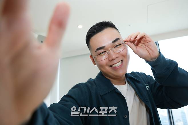 크리에이터 예예가 11일 오후 서울 중구 순화동 KG타워 20층 라운지에서 진행된 일간스포츠와의 인터뷰에 앞서 포즈를 취하고있다. 서병수 기자 qudtn@edaily.co.kr