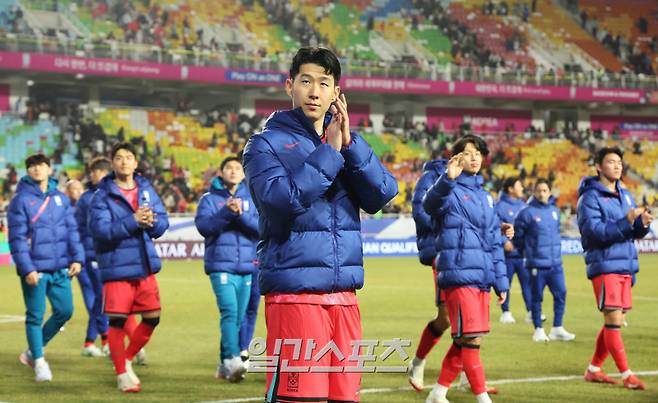 홍명보 감독이 이끄는 축구대표팀이 25일 오후 수원월드컵경기장에서 요르단과 ‘2026 FIFA 북중미월드컵 아시아 지역 3차 예선을 펼쳤다. 1-1 무승부로 끝났다. 경기종료후 선수들이 인사하고있다. 수원=정시종 기자 capa@edaily.co.kr /2025.03.25.