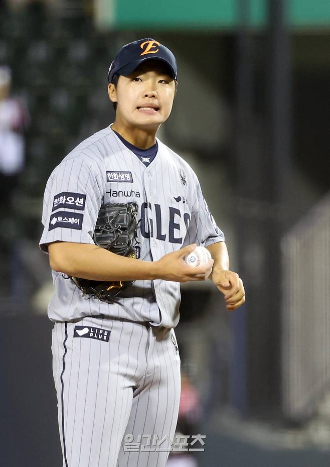 2025 KB0리그 프로야구 LG트윈스와 한화이글스의 경기가 25일 오후 서울 잠실야구장에서 열렸다. 8회말 구원등판한 정우주가 무사 만루 위기를 자초한 후 교체사인이 나자 아쉬워하고 있다. 잠실=김민규 기자 mgkim1@edaily.co.kr
