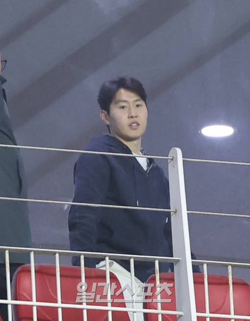 홍명보 감독이 이끄는 축구대표팀이 25일 오후 수원월드컵경기장에서 요르단과 ‘2026 FIFA 북중미월드컵 아시아 지역 3차 예선을 펼쳤다. 부상으로 빠진 대표팀 이강인이 관중석에서 관전하고있다. 수원=정시종 기자 capa@edaily.co.kr /2025.03.25.