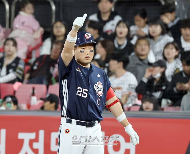 26일 오후 수원 KT위즈파크에서 열린 2025 프로야구 두산과 KT의 경기. 두산 양의지가 6회 1타점 적시타를 날리고 기뻐하고있다.. 수원=정시종 기자 capa@edaily.co.kr /2025.03.26.