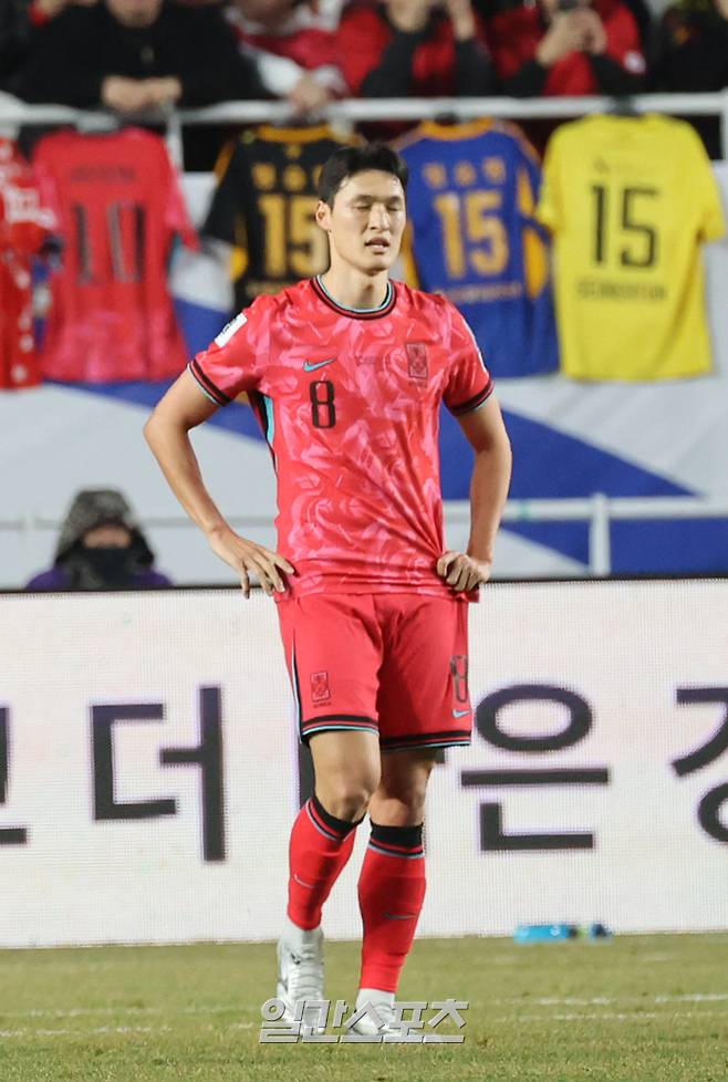 홍명보 감독이 이끄는 축구대표팀이 25일 오후 수원월드컵경기장에서 요르단과 ‘2026 FIFA 북중미월드컵 아시아 지역 3차 예선을 펼쳤다. 대표팀 박용우가 동점골을 허용한뒤 아쉬워하고있다. 수원=정시종 기자 capa@edaily.co.kr /2025.03.25.