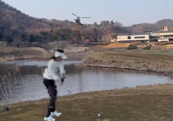 산불 진화 작업을 위해 골프장 연못 물을 퍼가는 소방 헬기를 보고도 그대로 '샷'을 날린 여성이 국민 공분을 사고 있다. 사진은 소방 헬기를 향해 스윙을 하는 A씨. [사진=A씨 인스타그램 캡처]