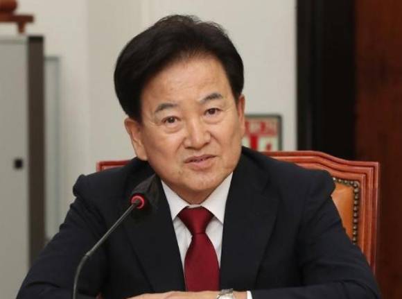 이재명 더불어민주당 대표가 '공직선거법위반' 항소심에서 무죄를 선고받은 가운데, 정동영 민주당 의원이 이를 환영하며, "민주주의의 빛나는 승리"라고 말했다.  [사진=연합뉴스]