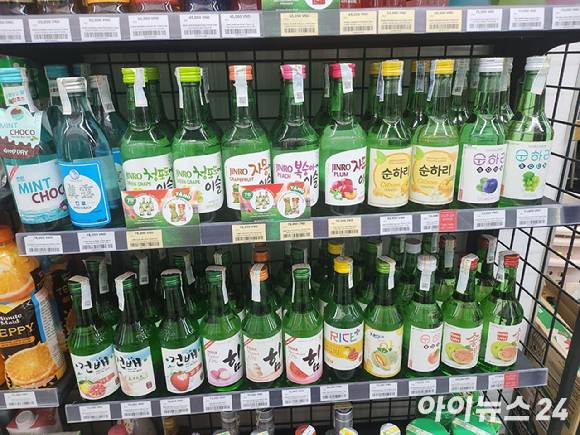 베트남 하노이 현지 편의점에서 판매하고 있는 소주 제품들. 한국 제품과 현지 업체가 만든 짝퉁 제품이 뒤섞여 진열돼 있다. [사진=전다윗 기자]