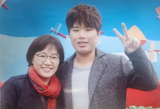 입퇴원을 반복하는 힘겨운 와중에도 나무는 출석일수를 맞춰 중학교를 졸업하고 고교 과정에 들어갈 수 있었다. 고등학교 때 윤서(왼쪽)씨와 나무씨. [사진 윤서]