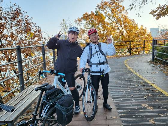 자전거를 좋아하는 나무와 함께 아빠는 종종 자전거 여행을 떠났다. [사진 윤서]