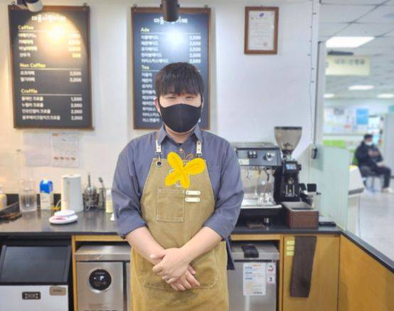 진정한 홀로서기를 위해 나무는 바리스타 자격증을 땄지만 아직 취업은 하지 못했다. 카페에서 바리스타로 잠시 근무하던 나무. [사진 윤서]