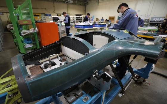 부산 강서구 대한항공 항공우주사업본부 부산테크센터에서 직원들이 다목적 전술 무인항공기 KUS-FT를 생산하는 모습. 연합뉴스