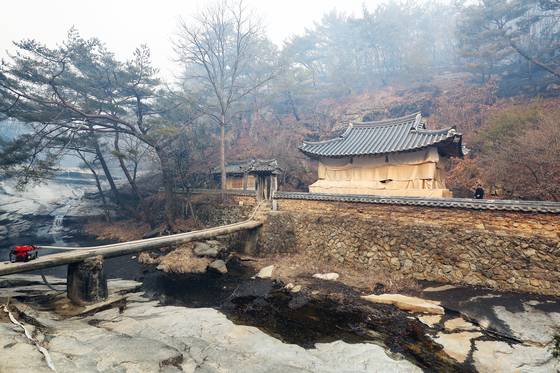 26일 오전 경북 안동시 길안면 만휴정에 방염포가 덮여 있다. 전날 소실된 것으로 추정됐던 만휴정은 방염포 덕분에 다행히 큰 피해를 보지 않았다. 미스터선샤인 촬영지로도 유명한 이곳은 경상북도 문화유산자료로 지정돼 있다. 연합뉴스