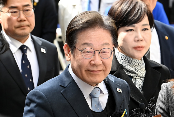 이재명 더불어민주당 대표가 26일 오전 서울 서초구 서울고등법원에서 열린 공직선거법 위반 혐의 2심 선고 공판에 출석하고 있다. 뉴스1