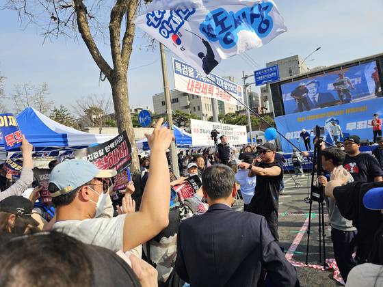 26일 이재명 대표의 공직선거법 위한 2심 선고가 열린 서울 서초동 서울고법 앞 지지자들이 이재명 무죄를 외치고 있다. 이찬규 기자