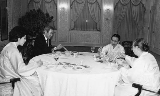 노태우 대통령이 취임 첫날인 1988년 2월 25일 청와대로 노모 김태향(오른쪽 둘째)와 장모 홍무경(오른쪽 끝) 여사를 초대해 함께 저녁식사를 하고 있다. 노태우는 편모 슬하에서 자란 효자며, 처가 사랑도 극진했다. 중앙포토