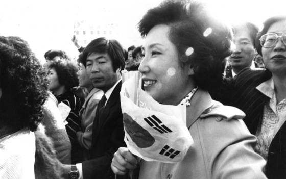 대통령 선거운동이 한창이던 1987년11월 21일 대전역 광장에서 열린 민정당 노태우 후보 유세에 참석한 김옥숙 여사가 태극기를 흔들고 있다. '튀지 않는 후보 부인' '보이지 않는 내조'를 강조해 온 노태우 선거캠프는 김옥숙을 군중 속에 묻혀 있는 모습으로 언론에 노출시켰다. 중앙포토