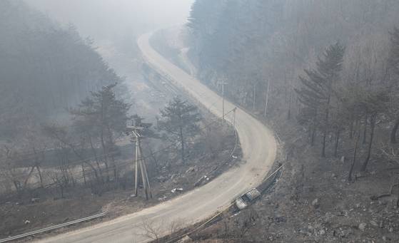 26일 경북 영양군 석보면 삼의리 삼의계곡에 전날 발생한 산불에 불탄 차량이 보존돼 있다. 연합뉴스