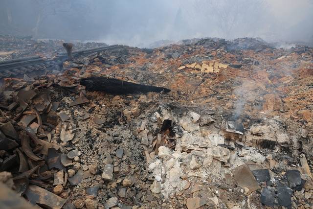 ▲ 26일 오전 경북 의성군 고운사 가운루가 불에 타 형태조차 알아볼 수 없게 무너져 있다. 국가 지정 문화유산 보물로 지정된 가운루는 전날 고운사를 덮친 산불에 타 전소됐다. 연합뉴스