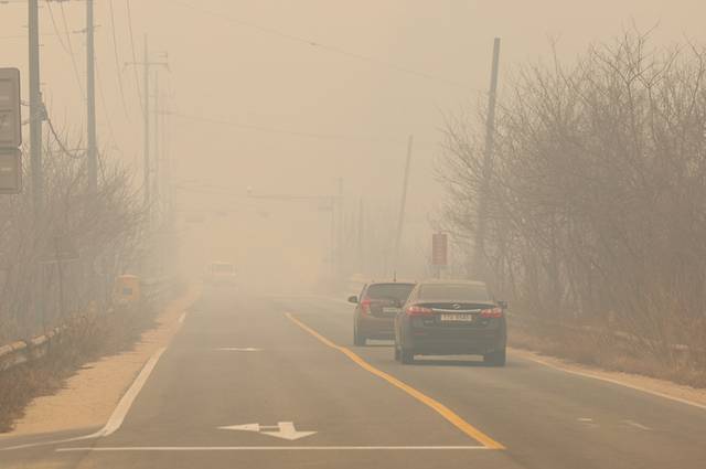 ▲ 26일 경북 안동시 임동면 갈전리 일대가 산불로 인한 연무에 갇혀 있다. 연합뉴스