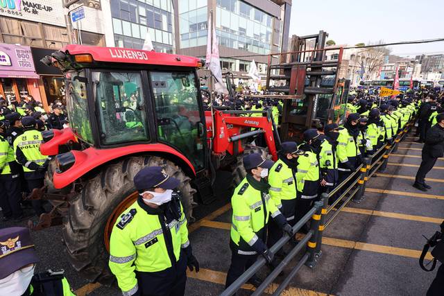 ▲ 26일 서울 종로구 자하문로에서 경찰들이 전국농민회총연맹(전농) 소속 트랙터를 둘러싸고 있는 가운데 시민단체 회원들과 대치하고 있다. 연합뉴스