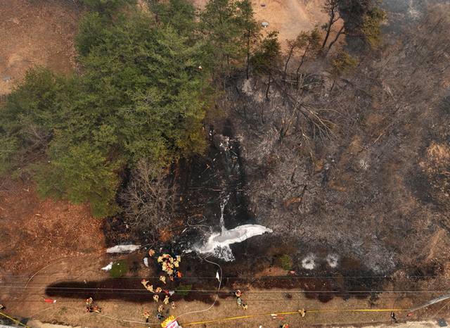 ▲ 26일 오후 경북 의성군 신평면 교안리 야산에 산불진화용 헬기가 추락해 당국이 사고 수습을 하고 있다. 헬기 조종사는 사고 현장에서 사망 한 채 발견됐다. 연합뉴스
