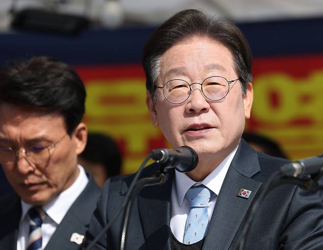 이재명 더불어민주당 대표가 26일 서울 광화문 인근에 설치된 천막당사에서 발언하고 있다. 연합뉴스