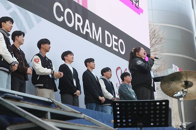지난 2월22일 강원도청 앞 중앙로터리에서 개신교 단체 세이브코리아 등 보수 단체가 국가비상기도회를 연 가운데 대학생이 단상에 올라 시국선언을 하고 있다. 연합뉴스