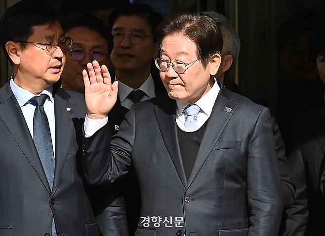 공직선거법 위반 항소심에서 무죄를 선고받은 이재명 더불어민주당 대표가 26일 오후 서울 서초구 서울고등법원에서 열린 공직선거법 위반 혐의 2심 선고 공판을 마친 뒤 고 지지자들을 향해 인사를 하고 있다.  사진공동취재단