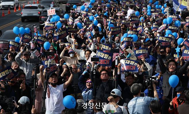 이재명 더불어민주당 대표 지지자들이 6일 서울 서초구 서울중앙지방법원 인근에서 이 대표 공직선거법 2심 재판에서 무죄가 선고되자 환호하고 있다. 권도현 기자