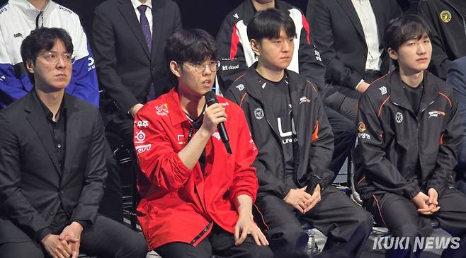 한화생명과 T1이 26일 서울 종로구 롤파크 LCK 아레나에서 열린 ‘2025 LCK’ 개막 미디어데이에 임하고 있다. 김영건 기자