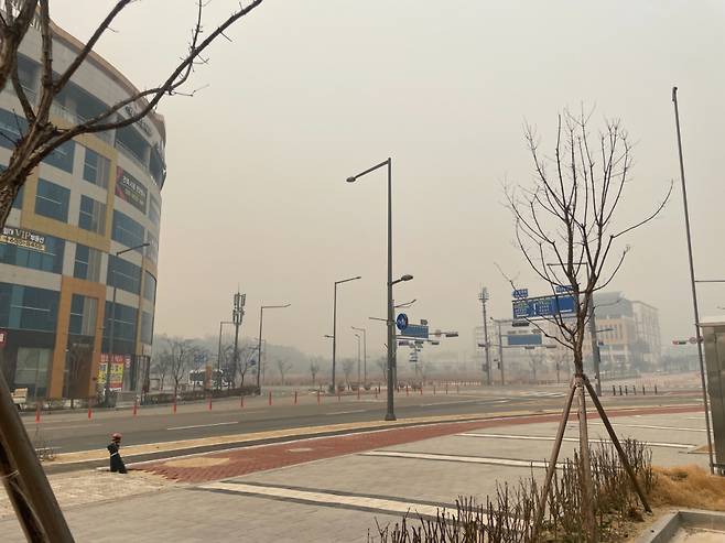 26일 오후 경북 안동 시내 거리가 화재 연기로 가득한 모습이다./사진=이지현 기자