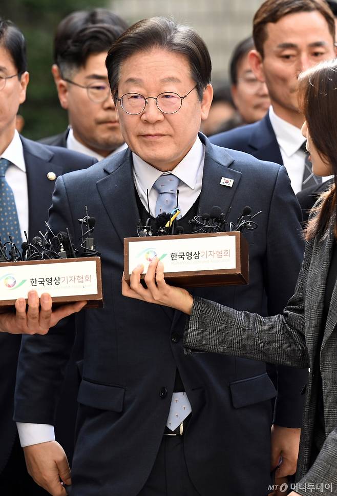 [서울=뉴시스] 사진공동취재단 = 이재명 더불어민주당 대표가 26일 서울 서초구 서울고등법원에서 열린 공직선거법 위반 혐의 항소심 선고 공판에 출석하고 있다. 2025.03.26. photo@newsis.com /사진=최동준