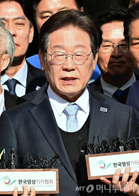 [서울=뉴시스] 사진공동취재단 = 이재명 더불어민주당 대표가 26일 서울 서초구 서울고등법원에서 열린 공직선거법 위반 혐의 항소심 선고 공판에서 무죄를 선고받은 뒤 소감을 밝히고 있다. 2025.03.26. photo@newsis.com /사진=최동준