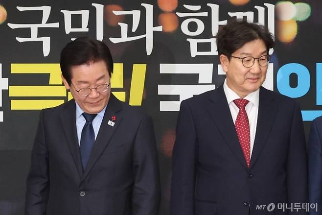 [서울=뉴시스] 권성동 국민의힘 당대표 권한대행 겸 원내대표가 18일 오후 서울 여의도 국회에서 이재명 더불어민주당 대표와 기념촬영을 한 뒤 자리로 이동하고 있다. 2024.12.18.