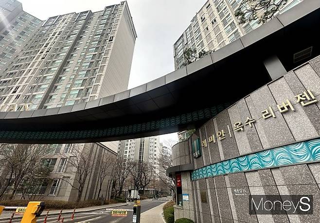 서울시가 강남권 등 일부 지역 아파트를 토지거래허가구역으로 지정하면서 마포와 성동 등 인근으로 갭투자 수요가 이동하고 있는 것으로 보인다. 사진은 서울 성동구 래미안옥수리버젠 단지. /사진=장동규 기자