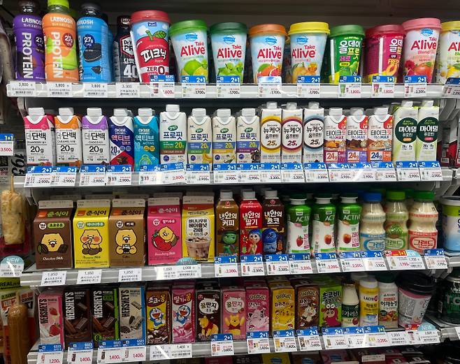 1+1편의점 GS25에 진열된 1+1 행사 상품이 진열된 음료 판매대 모습./ 사진= 차봉주 기자