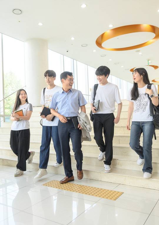 이기재(가운데) 양천구청장이 지역 청소년들과 대화하고 있다. 양천구청 제공