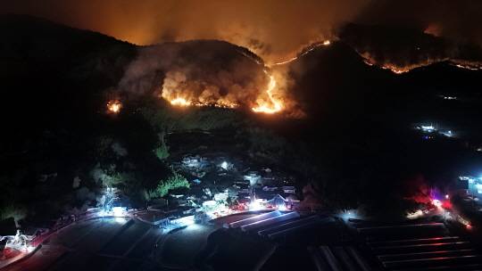 26일 새벽 지난 21일 경남 산청군에서 발생한 대형 산불이 산등성이를 타고 하동군 옥종면 안계마을 인근으로 확산되면서 소방당국을 긴장케 하고 있다. 뉴시스