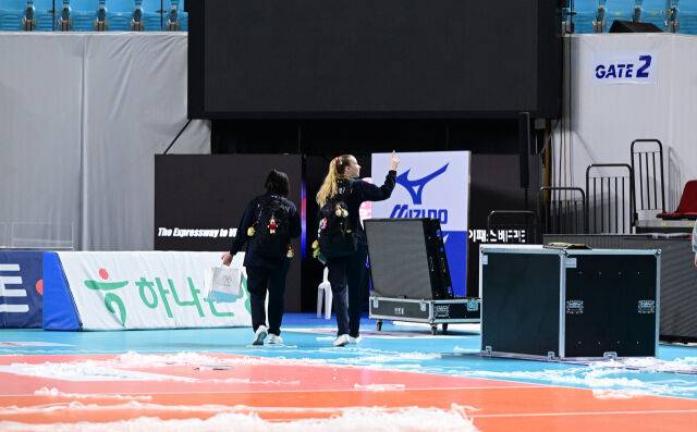 한국도로공사 니콜로바가 마지막 홈경기를 마치고 유소연 통역과 함께 코트를 빠져나가고 있다 / 한국배구연맹(KOVO)