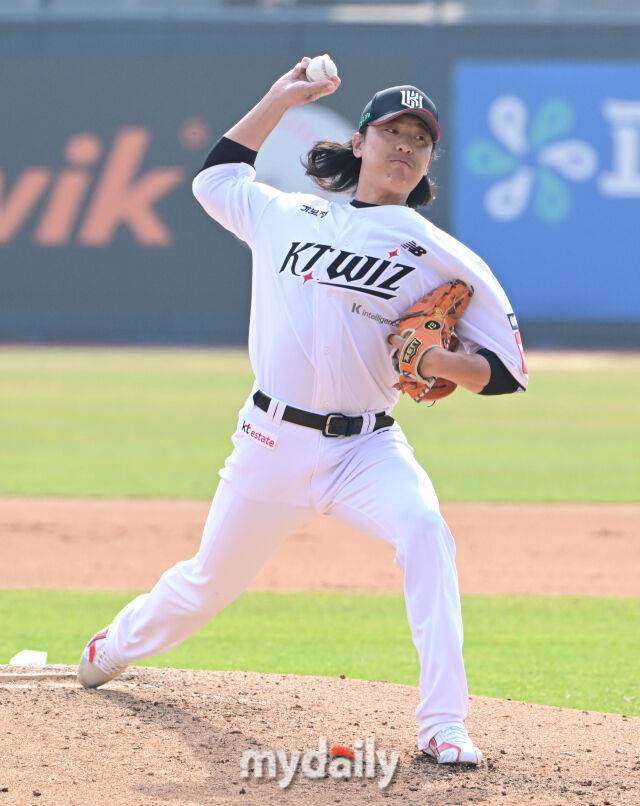 2025년 3월 9일 오후 경기도 수원KT위즈파크에서 2025 신한 SOL뱅크 KBO 리그 시범경기 KT 위즈와 LG 트윈스의 경기가 열렸다. KT 최동환이 4회초 구원등판해 역투하고 있다./마이데일리