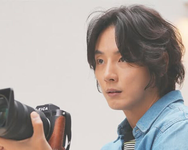 윤시윤이 카메라를 찍고 있다. / 윤시윤 SNS 캡처