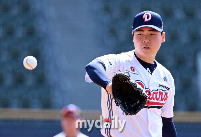 2025년 3월 14일 오후 서울 잠실야구장에서 2025 신한 SOL뱅크 KBO 리그 시범경기 KIA 타이거즈와 두산 베어스의 경기가 열렸다. 두산 선발투수 최승용이 투구를 준비하고 있다./마이데일리