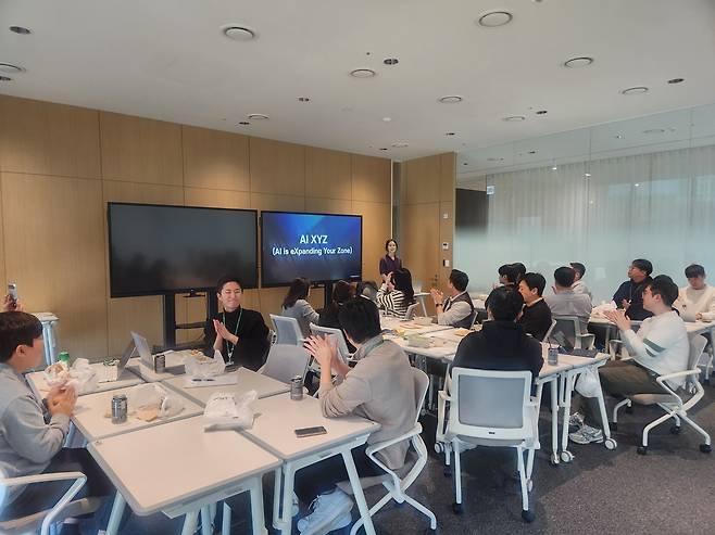 HD현대오일뱅크 사내 생성형 AI 동호회 ‘AI XYZ’의 활동 모습. [HD현대오일뱅크 제공]