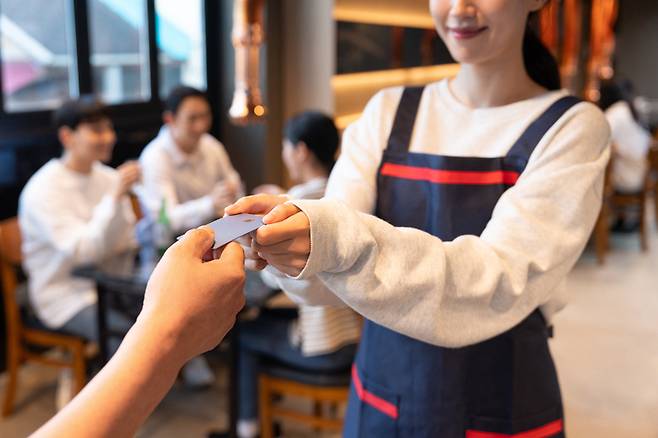 지난해 저축은행 체크카드 이용금액이 역대 최고치를 기록했다. [게티이미지뱅크]