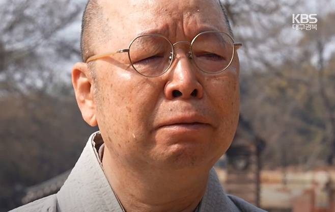 신라 의상 대사가 창건했다고 전해진 천년고찰 운람사 전소에 도륜스님이 끝내 눈물을 보였다. [KBS경북]