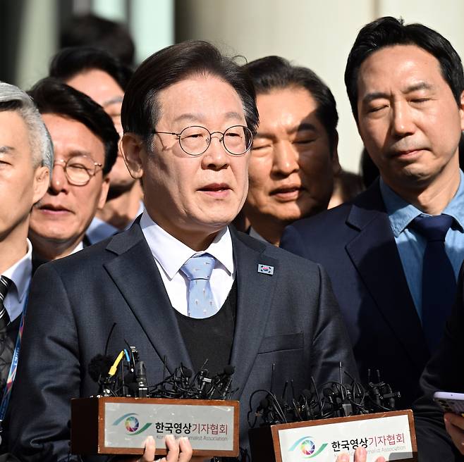 더불어민주당 이재명 대표가 26일 서울고등법원에서 열린 공직선거법 위반 사건 항소심에서 무죄를 선고받은 뒤 입장을 밝히고 있다.[연합]